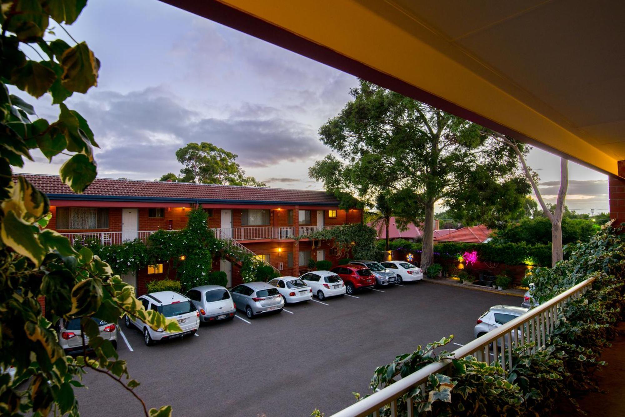 Adelaide Granada Motor Inn Экстерьер фото